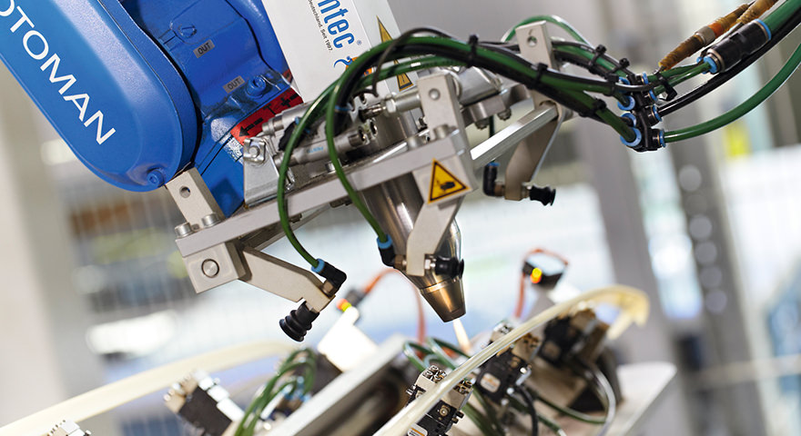 PlasmaJet® am Roboterarm beim Entgraten von Spritzgussteilen