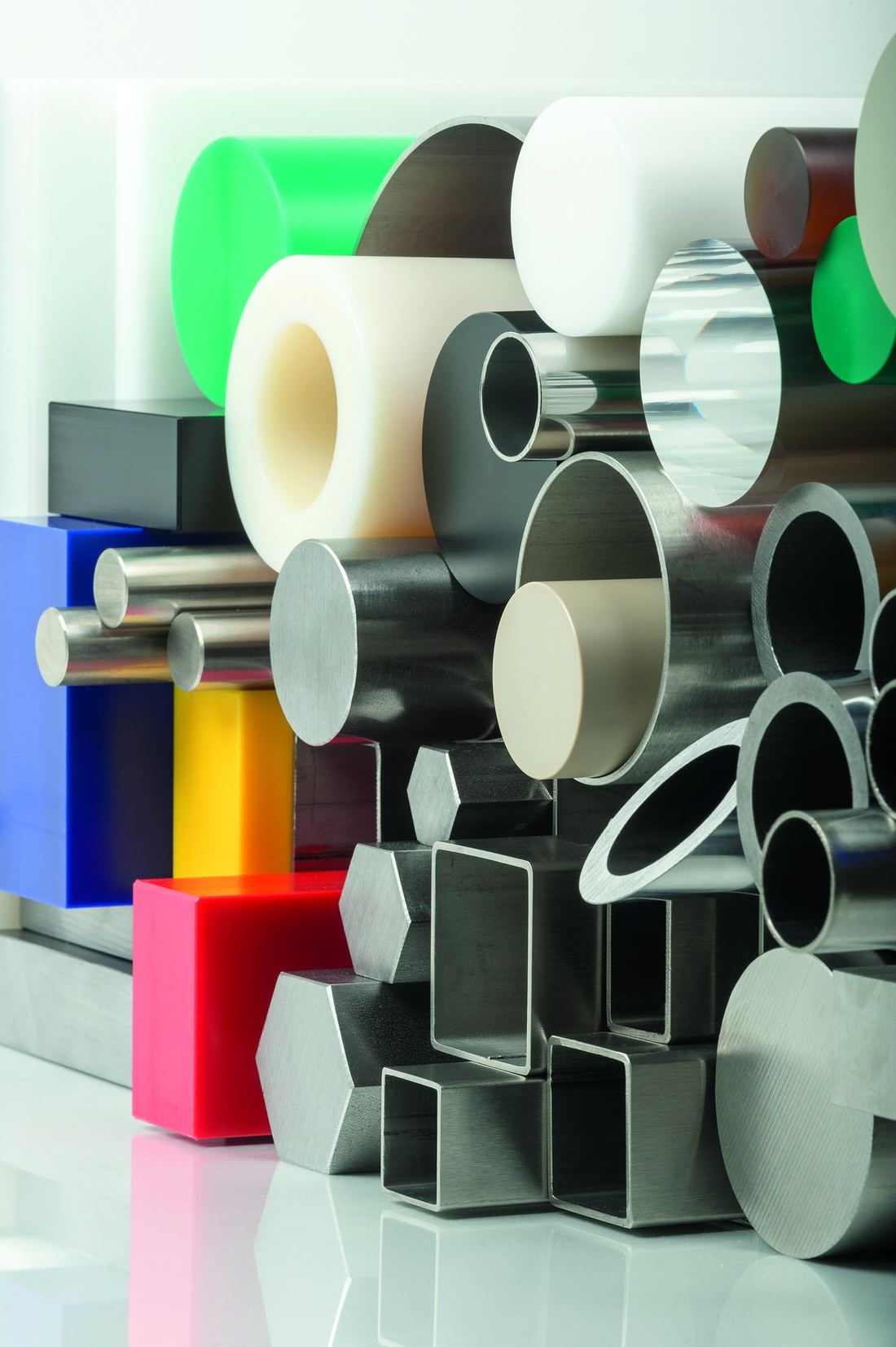 Werkstoffvielfalt bei raantec: Metalle und technische Kunststoffe als Rundmaterial, Rohre und Profile